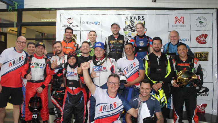 Pilotos reunidos na 1ª Copa AKARS
