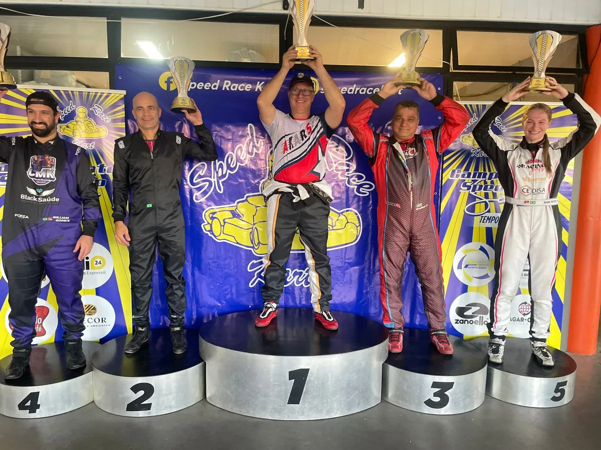 Pilotos do Sabadão AKARS em disputa na pista