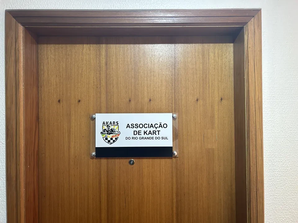 Placa da AKARS na porta da sede, na Av. Carlos Gomes, em Porto Alegre